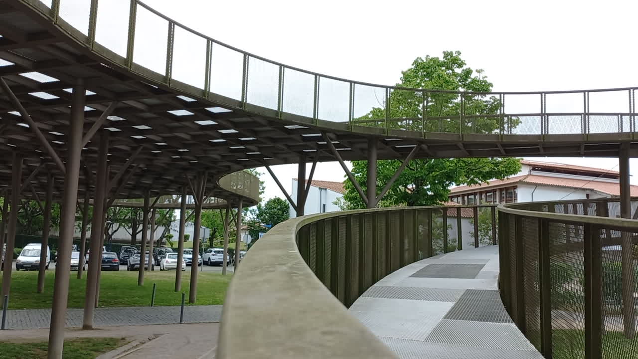 Pedestrian metallic structure that passes over two car lanes