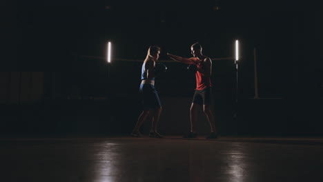 Mujer-Golpea-Los-Guantes-De-Enfoque-En-El-Gimnasio-De-Boxeo.