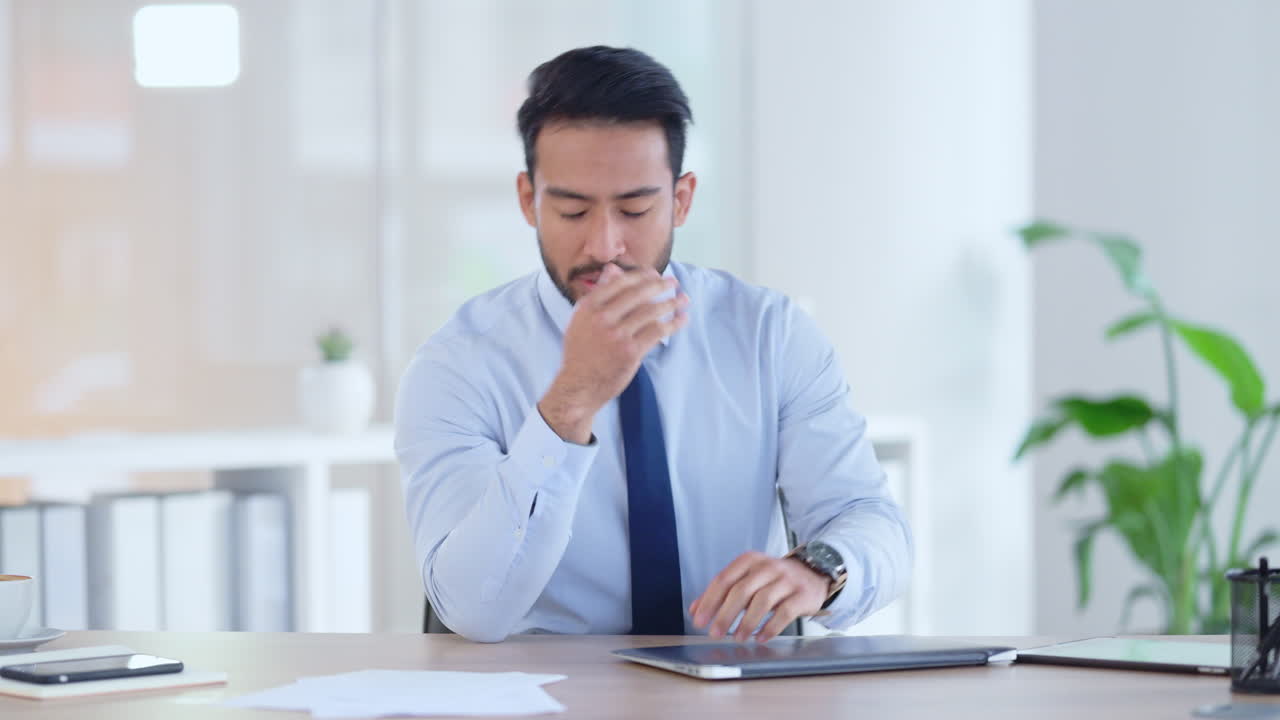 경제적 문제로 인해 좌절하고 스트레스를 받는 사람