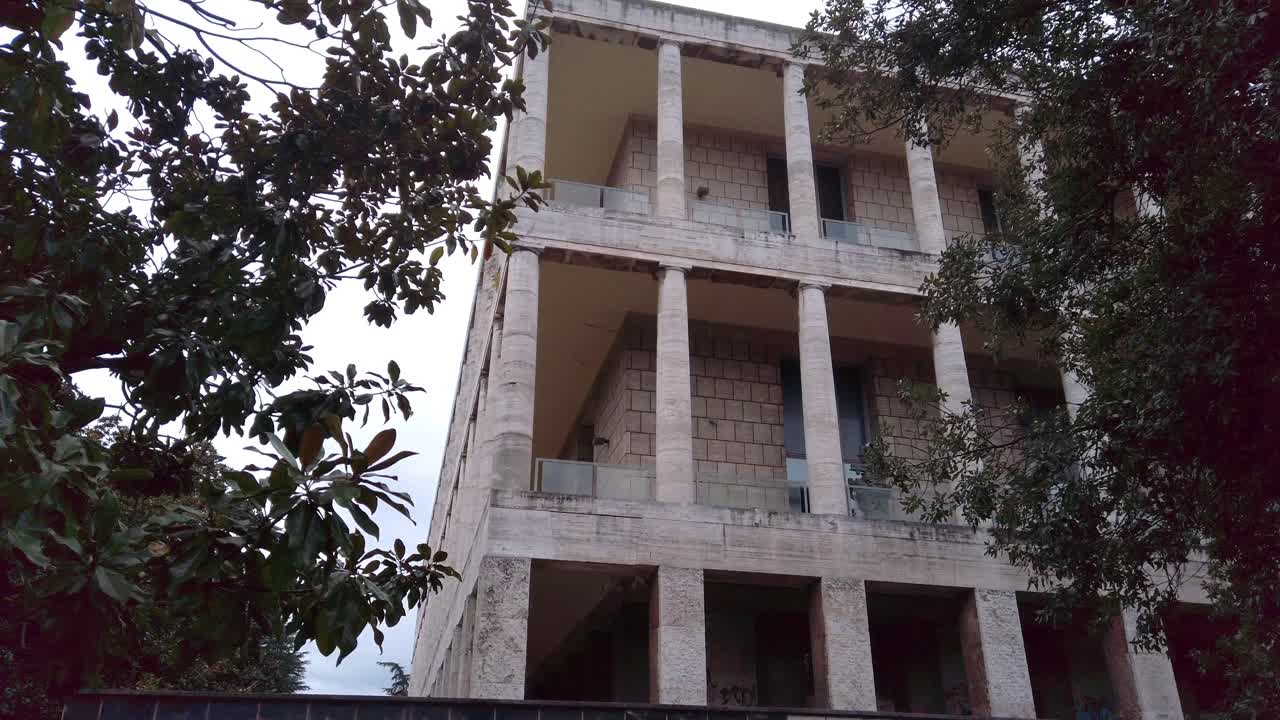 graffiti en una pared de eur, un distrito de roma, por un tagger conocido como geco, muy conocido en italia y españa