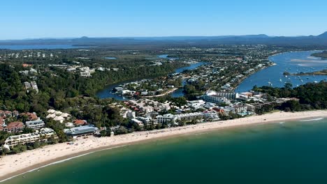 Amplia-Toma-Panorámica-Aérea-De-La-Playa-Principal-De-Noosa,-Cabezas-De-Noosa,-Queensland,-Australia