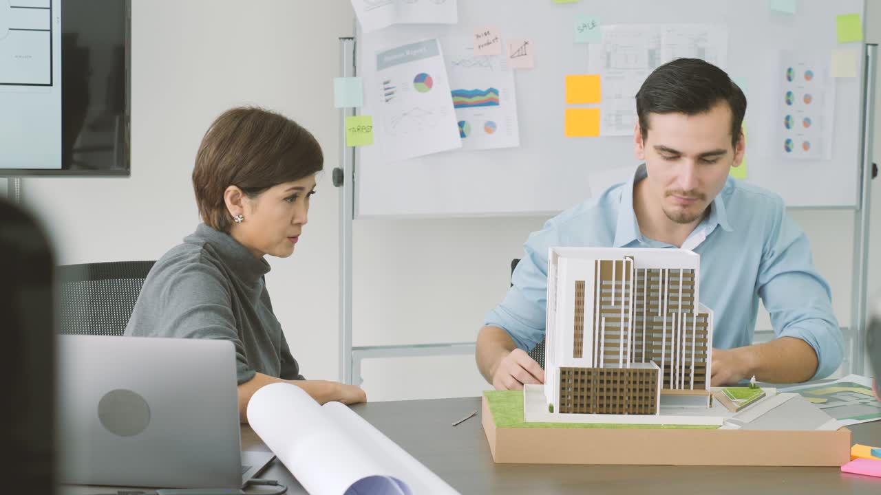 equipo de arquitectos creativos que trabajan juntos en un estudio de arquitectos