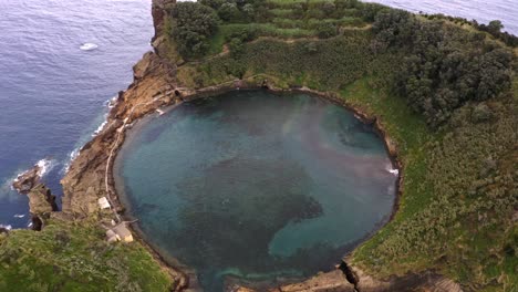 ilhéu de vila franca do campo laguna del cráter del islote, azores, zoom aéreo