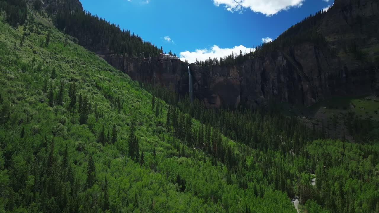 telluride velo de la novia cae drone aéreo cascada telluride oso negro paso de la carretera de colorado planta de energía niebla ventosa rociado ouray ridgway caja cañón acantilado 4wd senderismo nublado sol cielo azul hacia adelante pan up