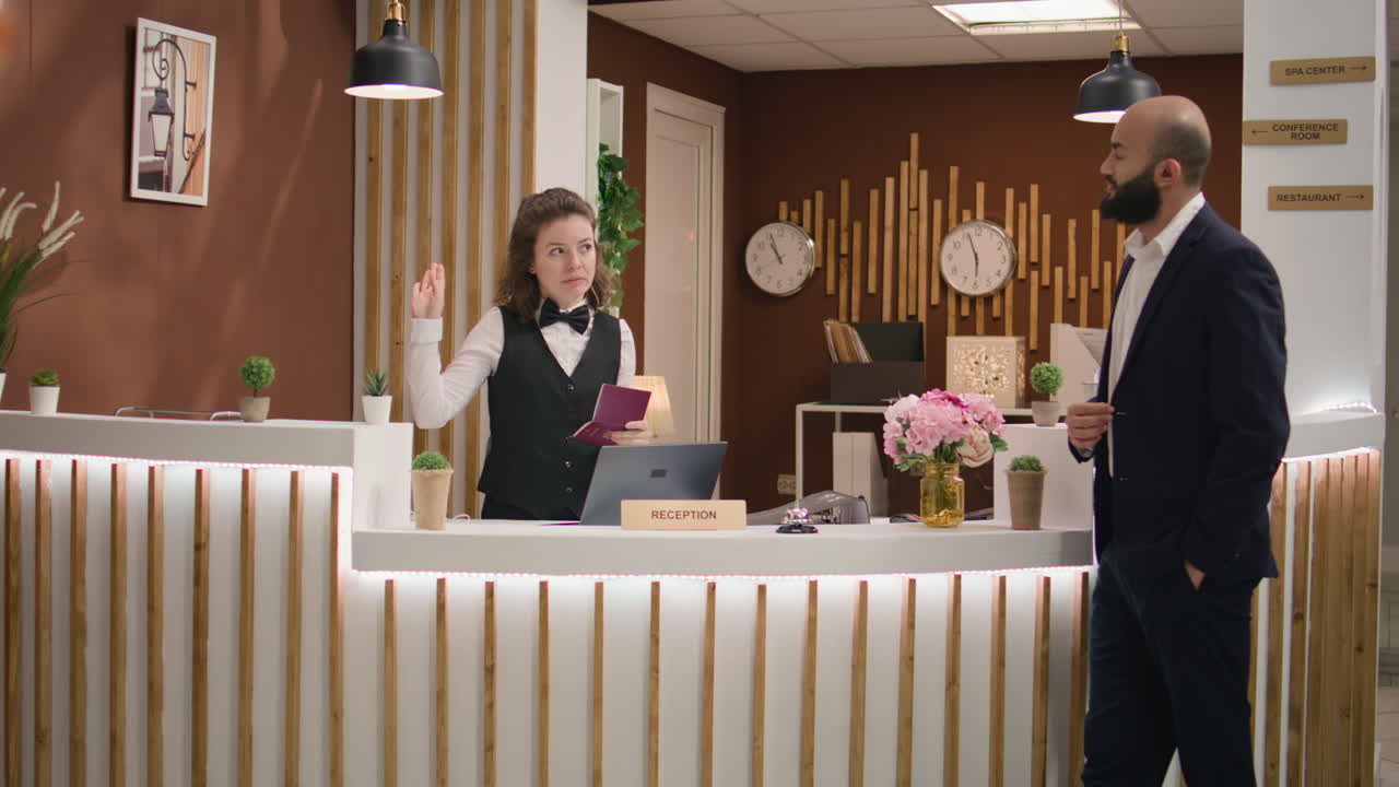 사업자는 체크인 시 여권을 보여줍니다.