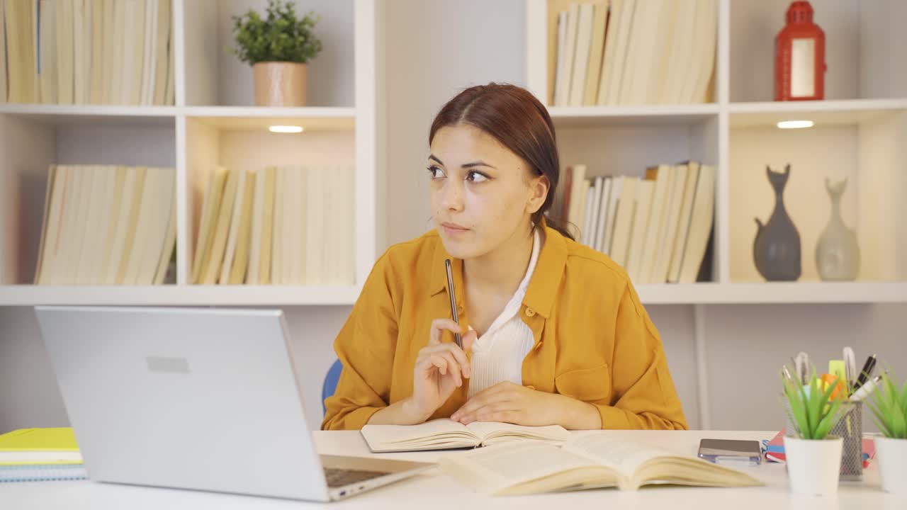 una estudiante tímida.