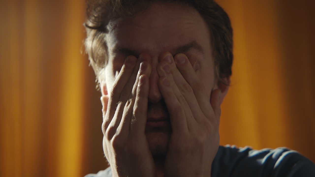 hombre cubriendo la cara