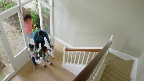 la familia pasa tiempo juntos en casa