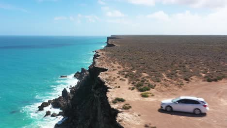 Excelente-Toma-Aérea-De-Un-Auto-Estacionado-Al-Borde-De-La-Gran-Bahía-Australiana-En-El-Sur-De-Australia