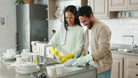 pareja, hablando y fregadero de cocina para lavar