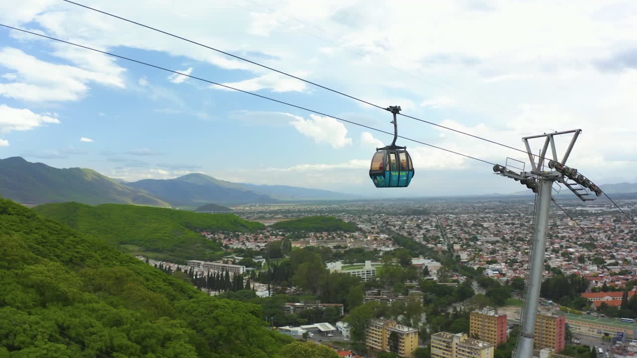 공중 - 아르헨티나 살타의 공중 트램웨이 또는 케이블카, 와이드 스피닝 샷