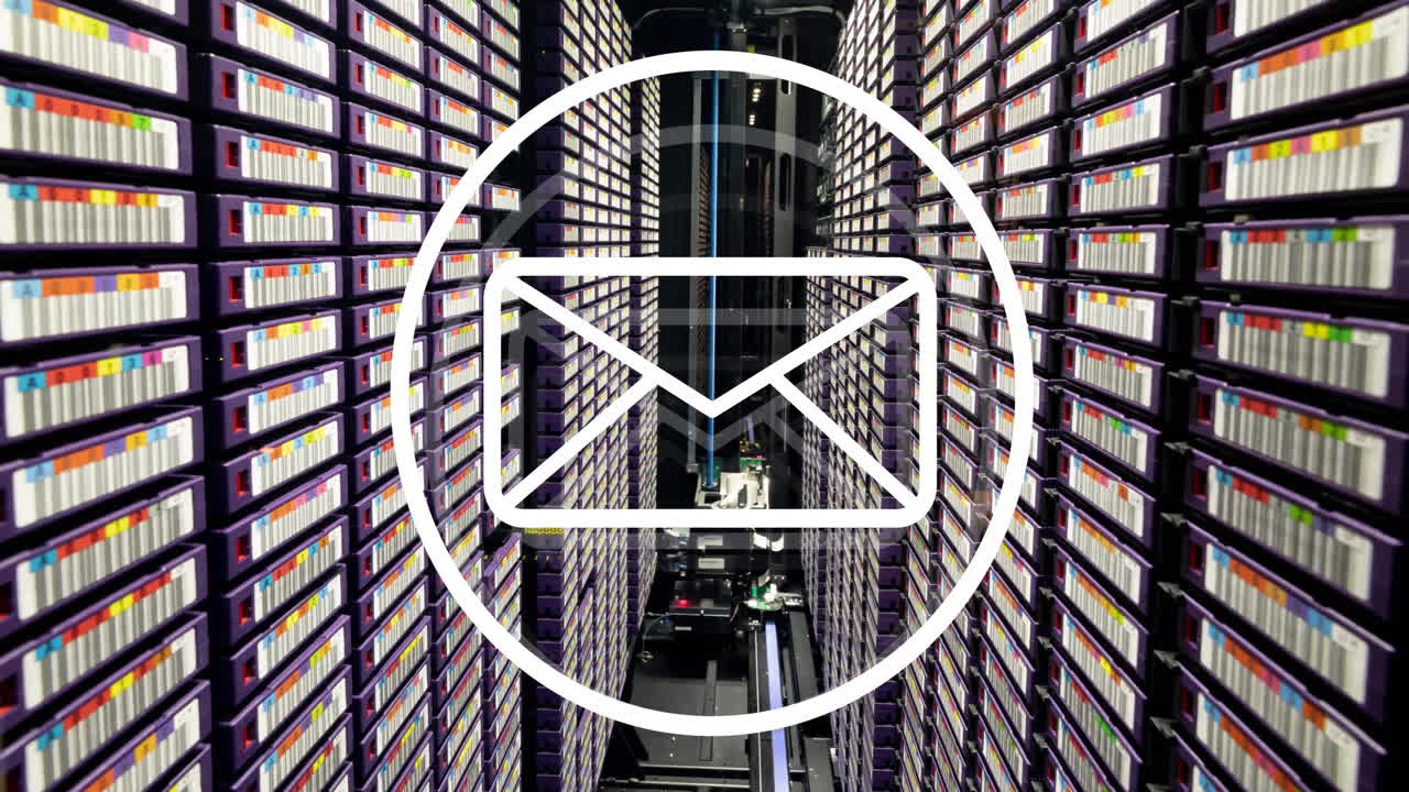 animación del sobre y el círculo sobre la sala del servidor