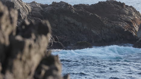 las violentas olas del océano chocan contra las rocas y los acantilados costeros