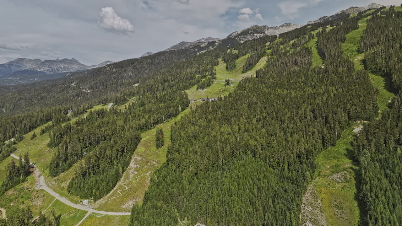 whistler bc canada aerial v10 drone flyover blackcomb pistas de esquí capturando paseos en ascenso y exuberantes paisajes de terreno de montaña durante la temporada de verano - filmado con mavic 3 pro cine - julio 2023