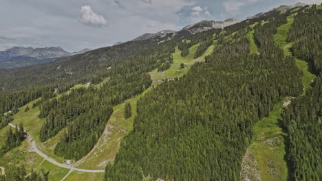 Whistler,-BC,-Kanada---Luftaufnahme-Einer-V10-Drohne-über-Die-Skipisten-Von-Blackcomb,-Die-Während-Der-Sommersaison-Liftfahrten-Und-üppige-Berglandschaftsansichten-Einfängt---Aufgenommen-Mit-Mavic-3-Pro-Cine---Juli-2023