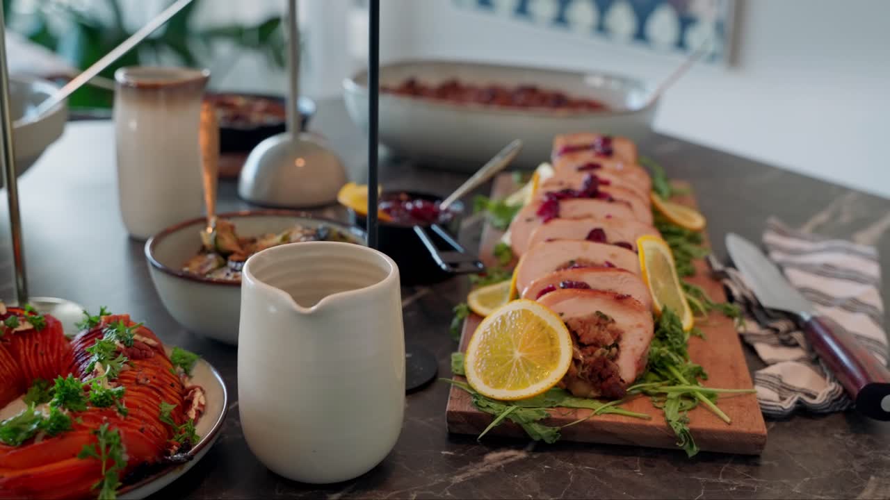 sobre calabaza al horno, pechuga de pavo rellena, coles de bruselas y más delicias de acción de gracias