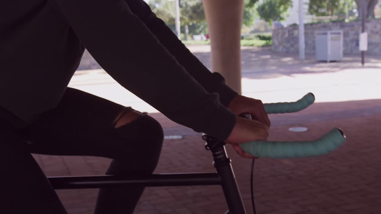 거리에서 자전거를 타는 성인 트랜스젠더