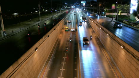 vista en lapso del tráfico nocturno ocupado en bangkok, tailandia