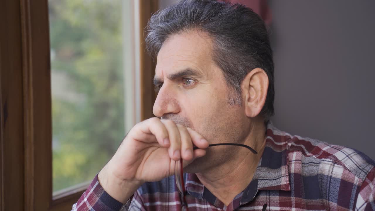 en casa solo, el hombre parece infeliz.