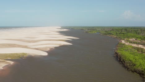 Luftaufnahme:-Kitesurfen-Im-Flussdelta-Von-Parnaiba,-Nordbrasilien