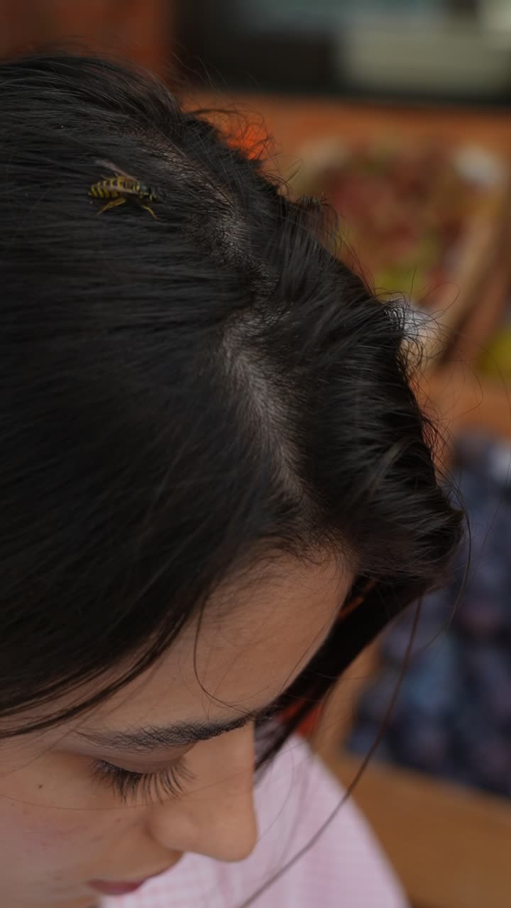 머리에 벌이 있는 여자