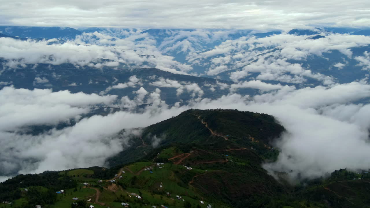 la belleza de la naturaleza con un impresionante vídeo de lapso de tiempo muestra las nubes juguetonas bailando en las colinas de nepal después de una refrescante lluvia de monzón