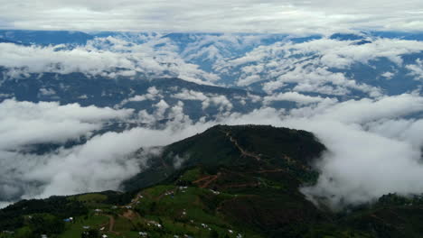 Die-Schönheit-Der-Natur-Mit-Atemberaubendem-Zeitraffervideo-Zeigt-Die-Verspielten-Wolken,-Die-Nach-Einem-Erfrischenden-Monsunregen-In-Den-Hügeln-Nepals-Tanzen