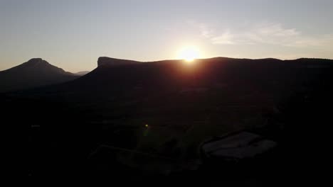 Der-Sonnenuntergang-über-Einem-Spektakulären-Bergrücken-An-Einem-Ruhigen,-Sonnigen-Nachmittag