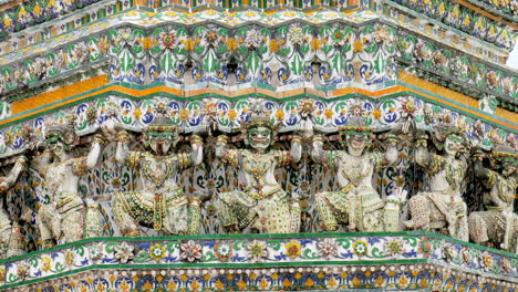 Literatura-Tradicional-Tailandesa-Antigua-Estatua-Gigante-Alrededor-De-La-Base-Y-La-Pagoda-De-Wat-Arun