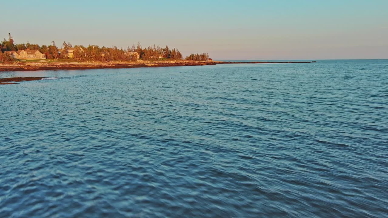 la luz del sol de la hora dorada ilumina la costa de southport maine