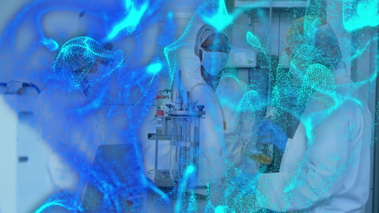 Scienziate che conducono ricerca biotecnologica in laboratorio, mostrando un bioreattore con una sovrapposizione di dati blu.