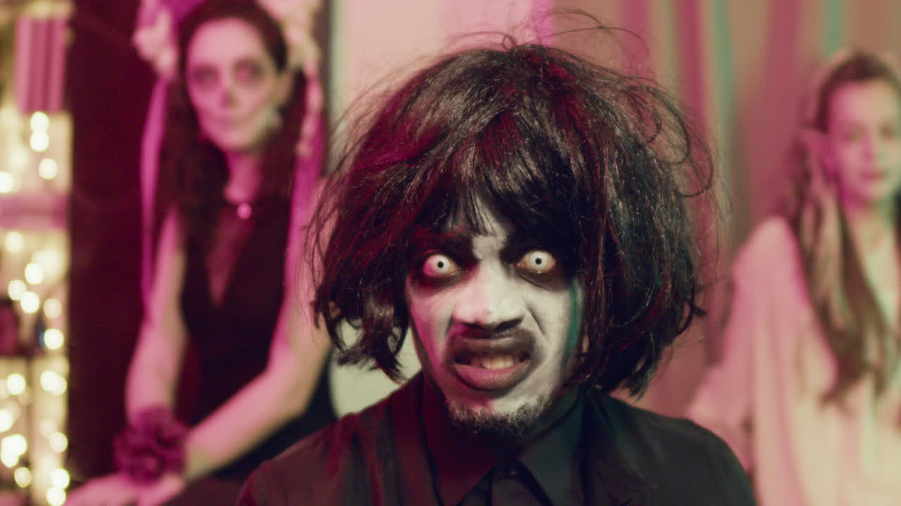 할로윈 파티 에서 카메라 를 보고 있는 남자