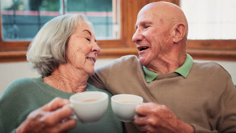 Pareja-De-Ancianos,-Té-Y-Cuidados-Amorosos-En-Una-Casa-De-Retiro