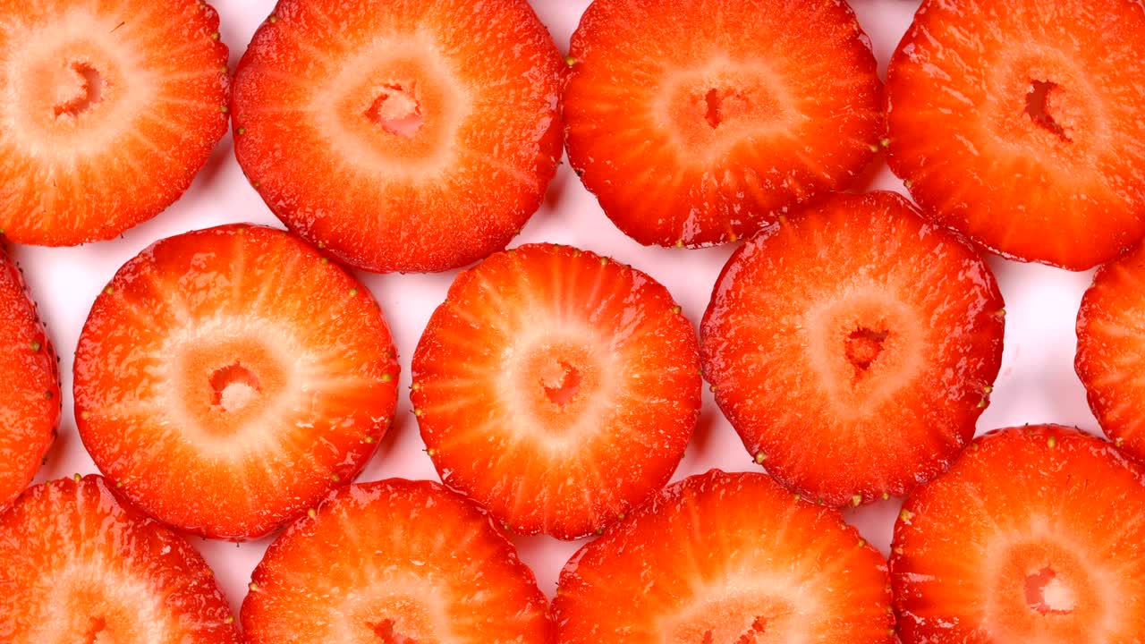 fondo giratorio de fresas en rodajas