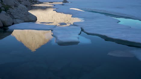 Alpine-Reflexionen-In-Einem-Unberührten-High-Sierra-See-5