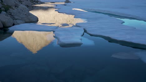 reflejos alpinos en un prístino lago de alta sierra 5