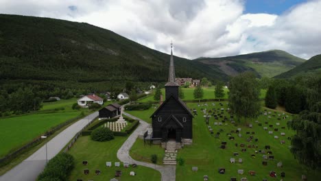 cementerio y antigua iglesia en el pueblo noruego