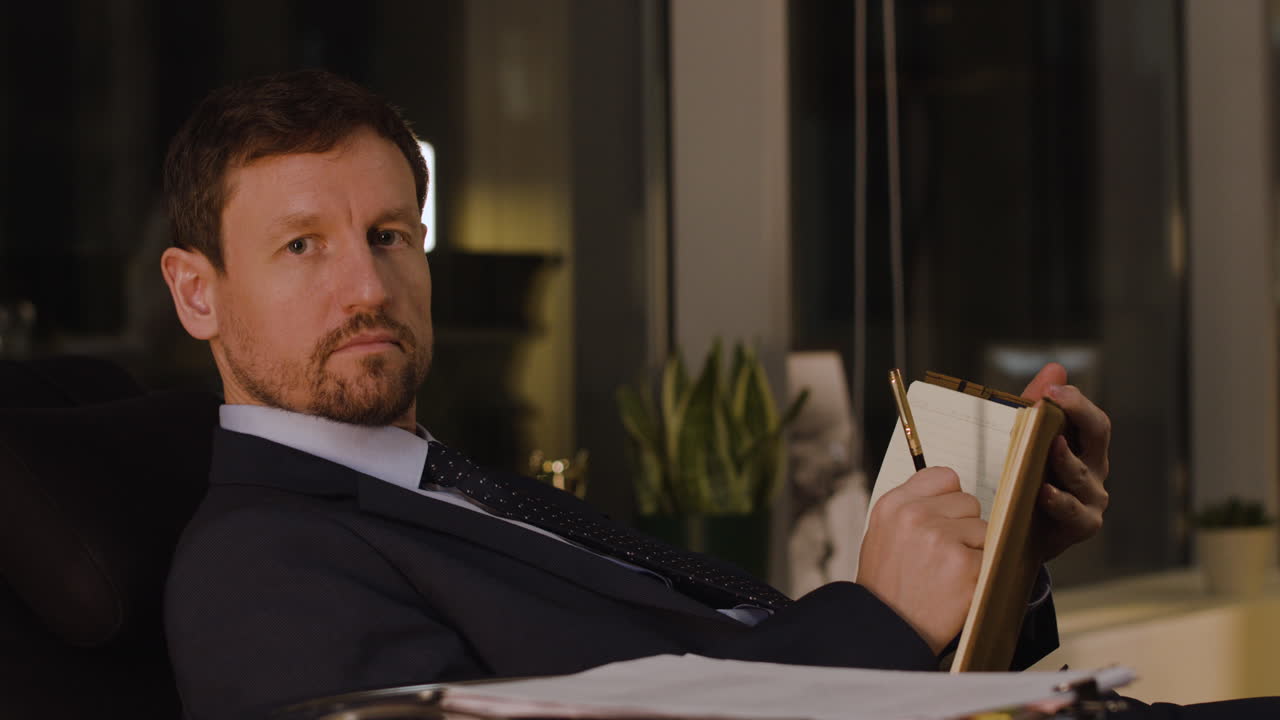 노트북 에 글 을 쓰는 사람