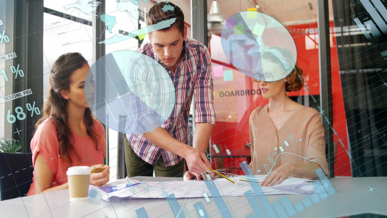 animación del procesamiento de datos financieros sobre diversas personas de negocios en la oficina