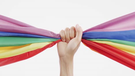 video de la mano de un hombre caucásico sosteniendo tela arco iris