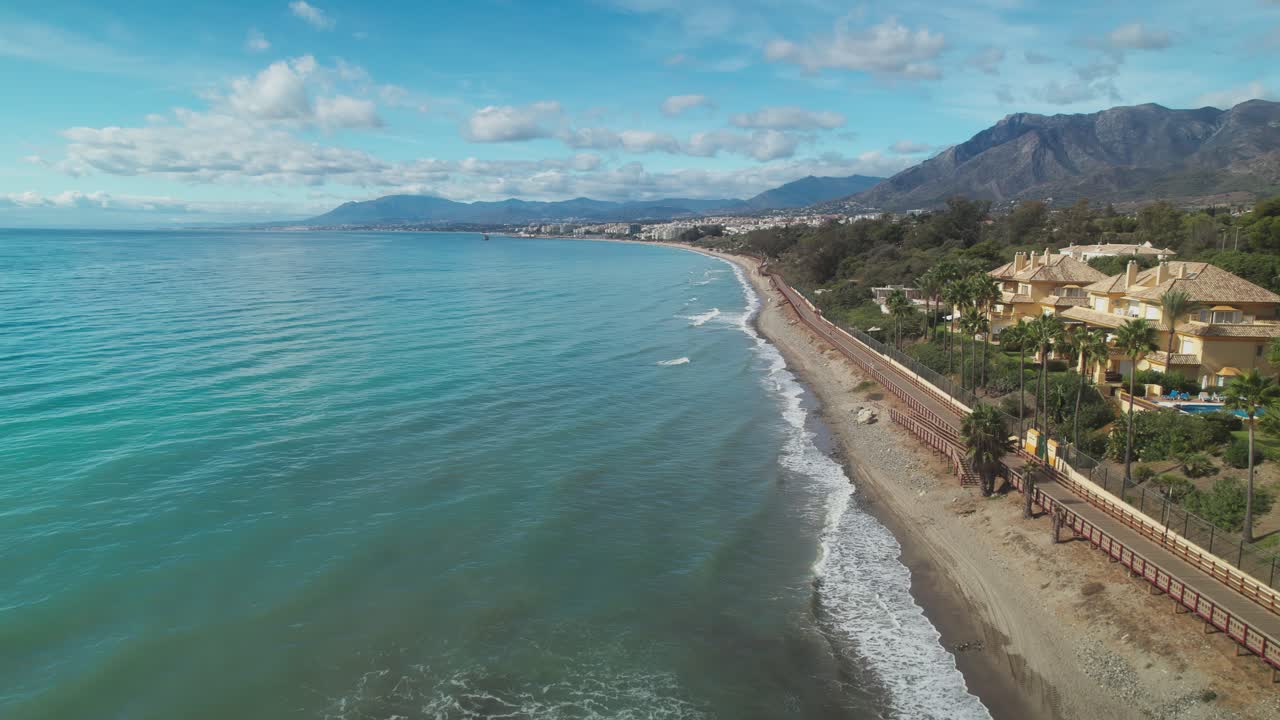 vista aérea de la playa de la costa moviéndose hacia atrás cerca de marbella, españa