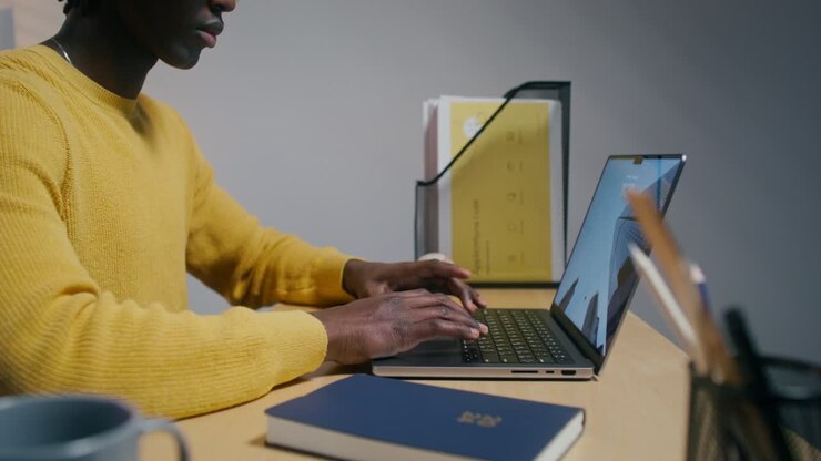 Ein Mann arbeitet im Büro an einem Laptop