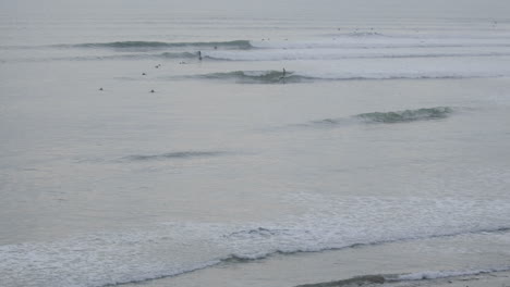 Nahaufnahme-Zeitraffer-Von-Surfern,-Die-Wellen-Zum-Strand-Am-Ventura-Point-In-Ventura-Kalifornien-Fangen