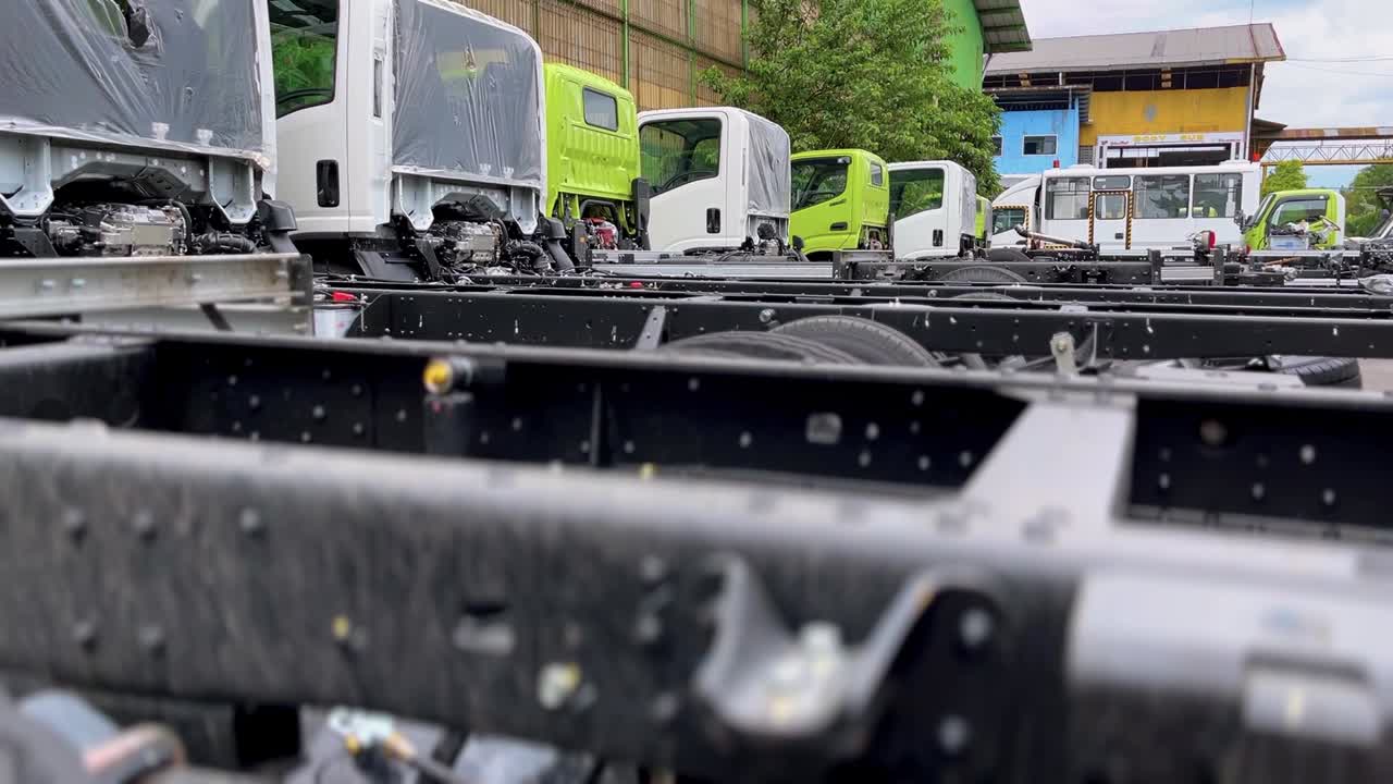 마당 에 있는 무체 차량 의 줄