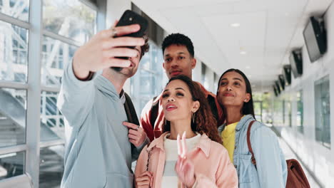 grupo, selfie y amigos estudiantes en el campus