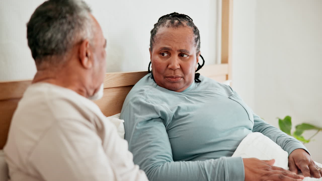 divorcio, estrés y pareja de mayores en la cama pelean