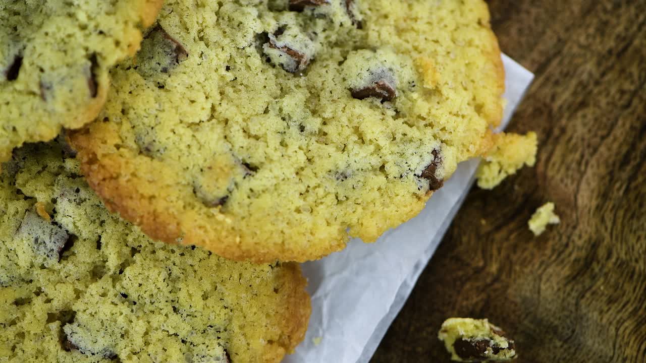 Biscotti con gocce di cioccolato su un piatto rotante (loop continuo)