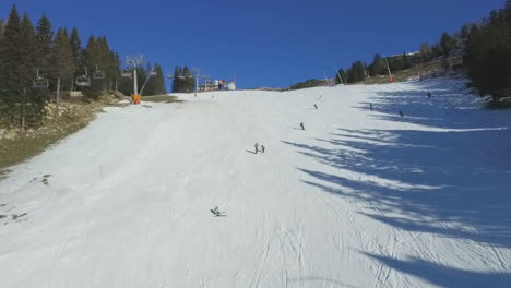 Luftskilift-Und-Blick-Auf-Das-Skigebiet