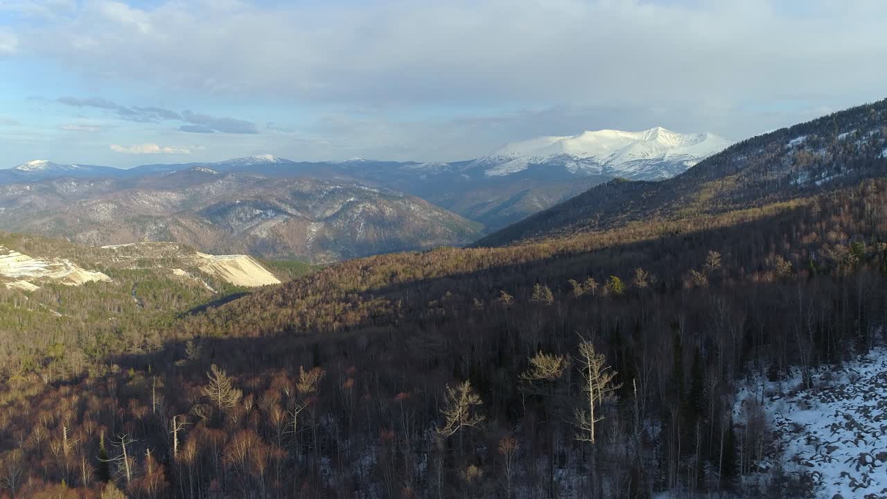 vista aérea de una cordillera cubierta de nieve en el bosque