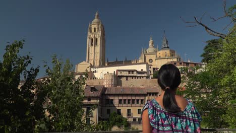 Empuje-Lento-Hacia-La-Parte-Posterior-De-La-Mujer,-De-Pie,-Mirando-El-Paisaje-Urbano-De-Segovia-Desde-La-Distancia